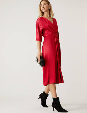 marksandspencer_Valentyn2023_T69_1508_satenove midi saty kimonoveho strihu_cervena_2299Kc_modelka.jpg
